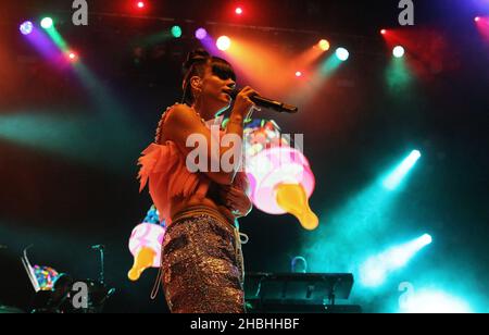 Lily Allen tritt live im Shepherd's Bush Empire in London auf. Stockfoto