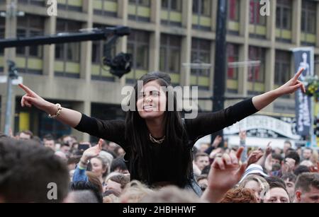 Fans in den Massen während des BBC Radio 1 Big Weekend Festivals in Glasgow, Schottland. Stockfoto