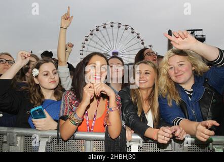 Crowd Fans während des BBC Radio 1 Big Weekend Festivals auf Glasgow Green in Glasgow, Schottland. Stockfoto