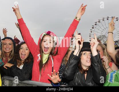 Crowd Fans während des BBC Radio 1 Big Weekend Festivals auf Glasgow Green in Glasgow, Schottland. Stockfoto