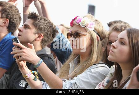 Crowd Fans während des BBC Radio 1 Big Weekend Festivals auf Glasgow Green in Glasgow, Schottland. Stockfoto