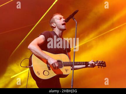 Chris Martin von Coldplay spielt auf der Bühne während des BBC Radio 1 Big Weekend Festivals auf Glasgow Green in Glasgow, Schottland. Stockfoto