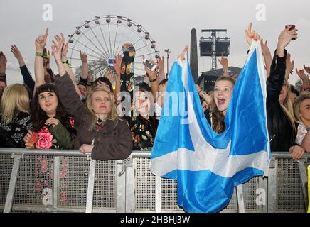 Crowd Fans während des BBC Radio 1 Big Weekend Festivals auf Glasgow Green in Glasgow, Schottland. Stockfoto