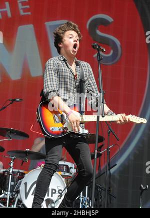 Bradley Simpson von den Vamps tritt auf der Bühne während des BBC Radio 1 Big Weekend Festivals auf Glasgow Green in Glasgow, Schottland, auf. Stockfoto