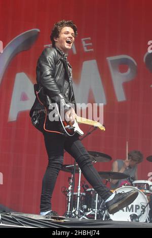 Bradley Simpson von den Vamps tritt auf der Bühne während des BBC Radio 1 Big Weekend Festivals auf Glasgow Green in Glasgow, Schottland, auf. Stockfoto