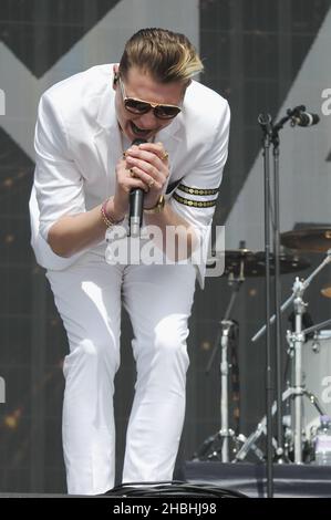 John Newman spielt auf der Bühne während des BBC Radio 1 Big Weekend Festivals auf Glasgow Green in Glasgow, Schottland. Stockfoto