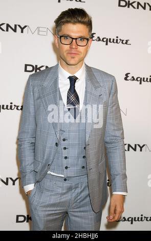 Darren Kennedy kommt bei dem Debüt London Collections Step and Repeat der DKNYMEN in London an. Stockfoto