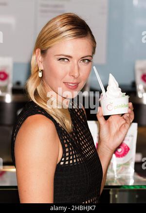 Die Tennismeisterin von Maria Sharapova startet Smitten Sour Mini, eine neue süße Topping-Reihe, die eine Zusammenarbeit zwischen Pinkberry und Sharapovas süßem Unternehmen Sugarpova in Selfridges in London ist. Stockfoto