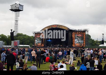 Allgemeiner Blick auf Bühne und Publikum beim Calling Festival auf Clapham Common in London. Stockfoto