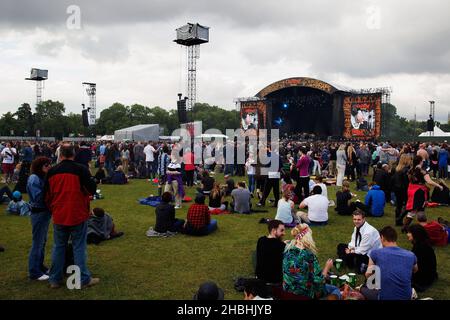 Allgemeiner Blick auf Bühne und Publikum beim Calling Festival auf Clapham Common in London. Stockfoto