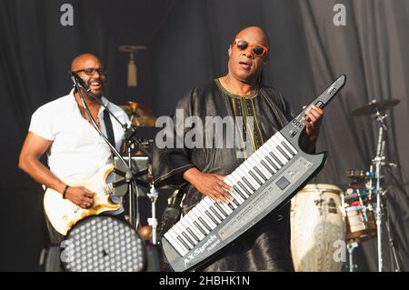 Stevie Wonder spielt auf der Bühne des 2. Tages beim Calling Festival auf Clapham Common in London als Schlagzeilen. Stockfoto