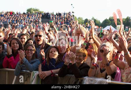 Eine allgemeine Ansicht der Fans während des 2. Tages des Calling Festivals auf Clapham Common in London. Stockfoto