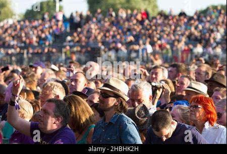 Eine allgemeine Ansicht der Fans während des 2. Tages des Calling Festivals auf Clapham Common in London. Stockfoto