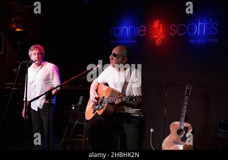 Roger Daltrey und Pete Townshend spielen ein akustisches Set auf der Bühne, um die Who Hits 50 Tour im Ronnie Scott's in London zu starten. Stockfoto