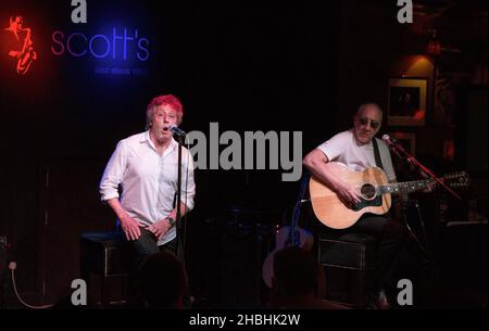 Roger Daltrey und Pete Townshend spielen ein akustisches Set auf der Bühne, um die Who Hits 50 Tour im Ronnie Scott's in London zu starten. Stockfoto