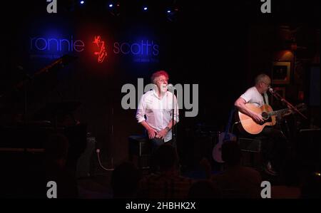 Roger Daltrey und Pete Townshend spielen ein akustisches Set auf der Bühne, um die Who Hits 50 Tour im Ronnie Scott's in London zu starten. Stockfoto