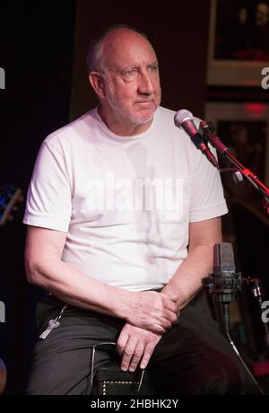 Pete Townshend spielt ein Acoustic Set auf der Bühne, um die Who Hits 50 Tour im Ronnie Scott's in London zu starten. Stockfoto