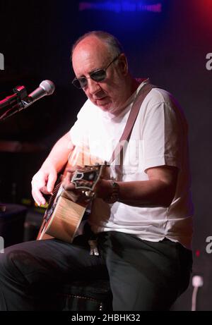 Pete Townshend spielt ein Acoustic Set auf der Bühne, um die Who Hits 50 Tour im Ronnie Scott's in London zu starten. Stockfoto