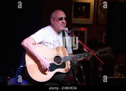 Pete Townshend spielt ein Acoustic Set auf der Bühne, um die Who Hits 50 Tour im Ronnie Scott's in London zu starten. Stockfoto