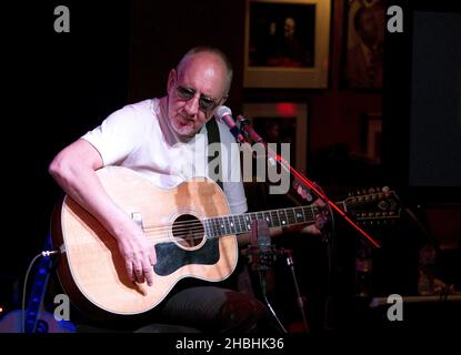 Pete Townshend spielt ein Acoustic Set auf der Bühne, um die Who Hits 50 Tour im Ronnie Scott's in London zu starten. Stockfoto