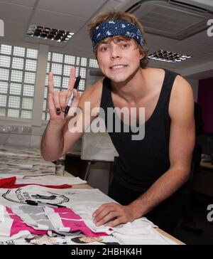 Ashton Irwin von 5 Sekunden Sommerunterzeichnung im HMV Oxford Circus in London. Stockfoto