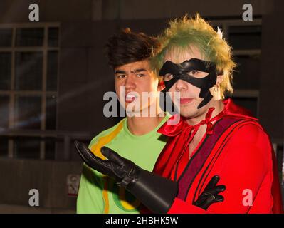 EXKLUSIV - Calum Hood und Michael Clifford von 5 Sekunden Sommer nach ihrem Abseiling-Stunt bei einem Londoner Wahrzeichen. Stockfoto