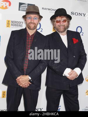 Chas und Dave nehmen an den Nordaff Robbins 02 Silver Clef Awards im Londoner Hilton Park Lane Hotel Teil. Stockfoto