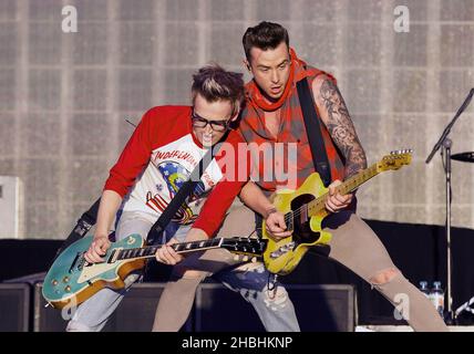 Tom Fletcher und Danny Jones von McBusted treten auf der Bühne der Barclaycard British Summer Time im Hyde Park, London, auf. Stockfoto