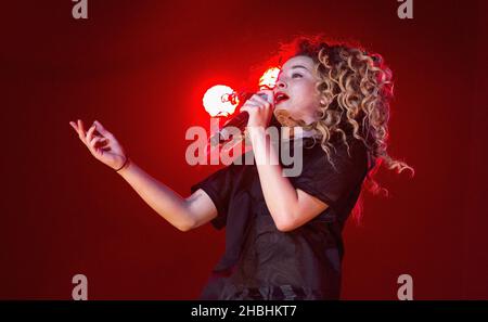 Ella Eyre spielt auf der Bühne der Rock Assembly in der Wembley Arena, London. Stockfoto