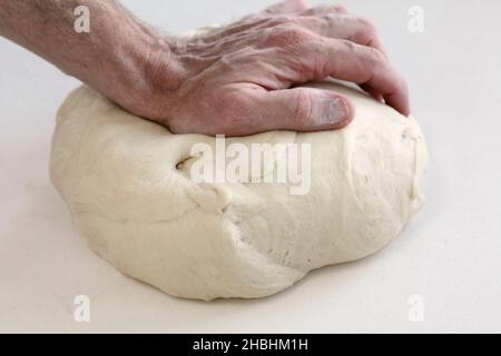 Bäcker knetet Brotteig in einer Bäckerei Stockfoto