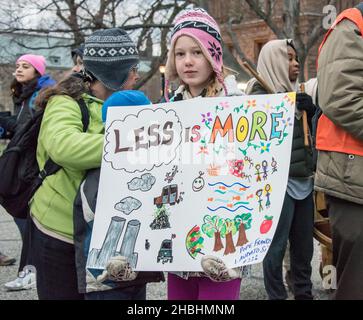 Toronto, Kanada - 29. November 2015: Kind mit Schild während des globalen Klimamarsches in Toronto. Hunderte marschieren und fordern die Regierung dazu auf Stockfoto