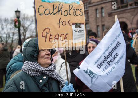 Toronto, Kanada - 29. November 2015: Katholiken für den Frieden: Globaler Klimamarsch in Toronto. Hunderte marschieren und fordern die Regierung auf, tatsächlich gegen sie zu handeln Stockfoto