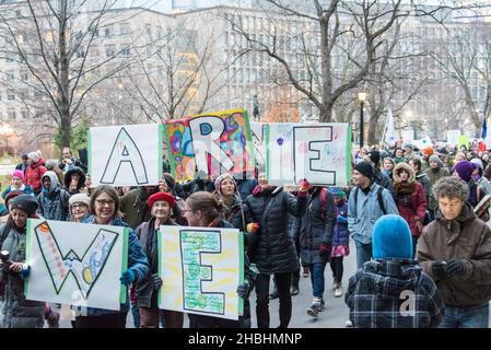 Toronto, Kanada - 29. November 2015: Globaler Klimamarsch in Toronto. Hunderte marschieren und fordern die Regierung auf, tatsächlich gegen Emissionen und andere cli zu handeln Stockfoto