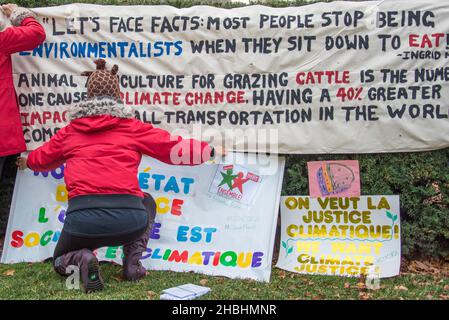 Toronto, Kanada - 29. November 2015: Globaler Klimamarsch in Toronto. Hunderte marschieren und fordern die Regierung auf, tatsächlich gegen Emissionen und andere cli zu handeln Stockfoto