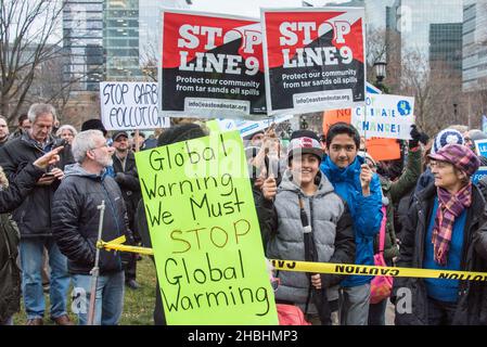 Toronto, Kanada - 29. November 2015: Verschiedene Zeichen beim globalen Klimamarsch in Toronto. Hunderte marschieren und fordern die Regierung auf, tatsächlich gegen Emis zu handeln Stockfoto