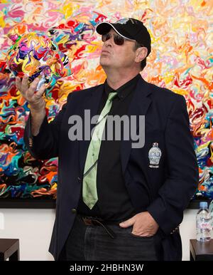 Dan Aykroyd stellt den neuen Crystal Head Vodka 3L Jerobeam in der Opera Gallery in London vor. Stockfoto