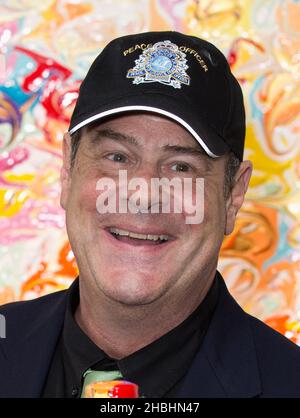 Dan Aykroyd stellt den neuen Crystal Head Vodka 3L Jerobeam in der Opera Gallery in London vor. Stockfoto