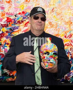 Dan Aykroyd stellt den neuen Crystal Head Vodka 3L Jerobeam in der Opera Gallery in London vor. Stockfoto