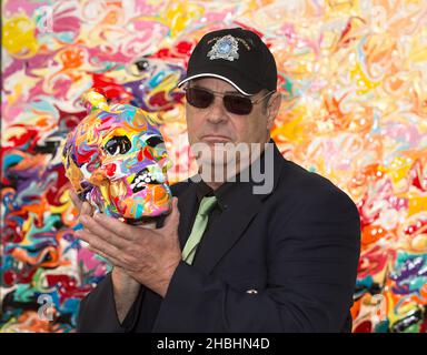 Dan Aykroyd stellt den neuen Crystal Head Vodka 3L Jerobeam in der Opera Gallery in London vor. Stockfoto