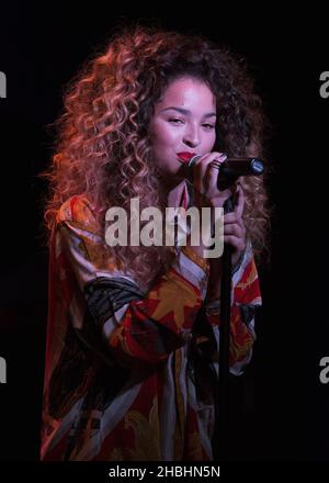 Ella Eyre tritt bei den Mobo-Nominierungen 2014 im Ronnie Scott's im Zentrum von London auf. Stockfoto