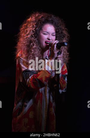 Ella Eyre tritt bei den Mobo-Nominierungen 2014 im Ronnie Scott's im Zentrum von London auf. Stockfoto