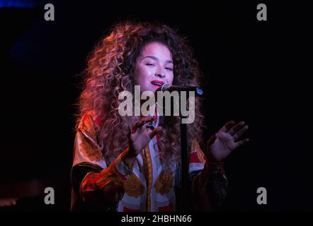 Ella Eyre tritt bei den Mobo-Nominierungen 2014 im Ronnie Scott's im Zentrum von London auf. Stockfoto