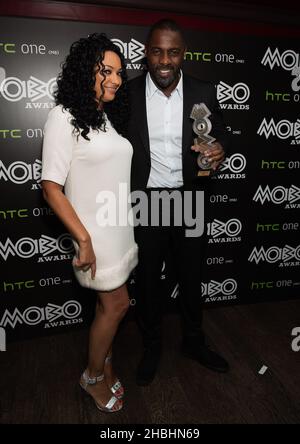 Idris Elba mit Kanya King backstage bei den Mobo-Nominierungen 2014 im Ronnie Scott's im Zentrum von London. Stockfoto