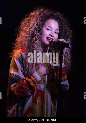 Ella Eyre tritt bei den Mobo-Nominierungen 2014 im Ronnie Scott's im Zentrum von London auf. Stockfoto