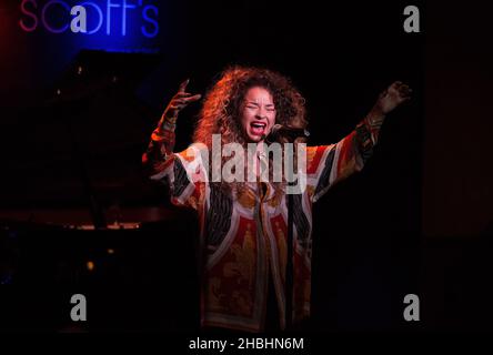 Ella Eyre tritt bei den Mobo-Nominierungen 2014 im Ronnie Scott's im Zentrum von London auf. Stockfoto