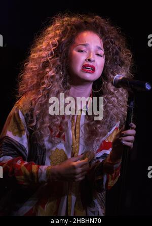 Ella Eyre tritt bei den Mobo-Nominierungen 2014 im Ronnie Scott's im Zentrum von London auf. Stockfoto