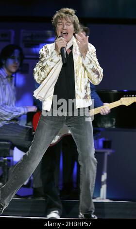 Rod Stewart spielt am 12. Dezember 2005 in London das dritte von drei Earls Court-Konzerten, die wegen Krankheit vom Mai verschoben wurden Stockfoto