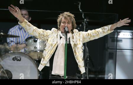 Rod Stewart spielt am 12. Dezember 2005 in London das dritte von drei Earls Court-Konzerten, die wegen Krankheit vom Mai verschoben wurden Stockfoto