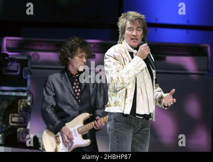 Rod Stewart spielt am 12. Dezember 2005 in London das dritte von drei Earls Court-Konzerten, die wegen Krankheit vom Mai verschoben wurden Stockfoto