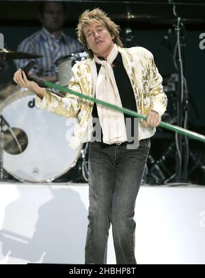 Rod Stewart spielt am 12. Dezember 2005 in London das dritte von drei Earls Court-Konzerten, die wegen Krankheit vom Mai verschoben wurden Stockfoto